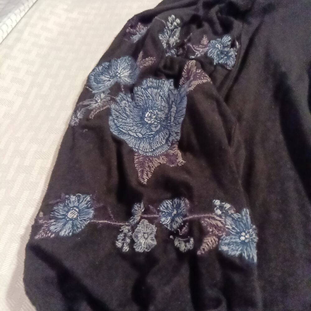 Womens AMERICAN EAGLE Off Shoulder Blk Flower Embroid Long Sleeve Blouse Size XS - Picture 2 of 9